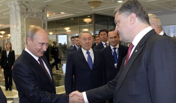 O presidente russo, Vladimir Putin (esquerda), e o presidente ucraniano, Petro Poroshenko, se cumprimentam antes de uma reuniÃ£o bilateral em Minsk, em Belarus, nesta terÃ§a-feira. 26/08/2014 REUTERS/Sergei Bondarenko/PresidÃªncia CazaquistÃ£o/Pool