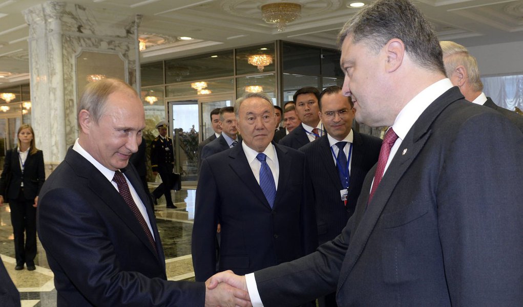 O presidente russo, Vladimir Putin (esquerda), e o presidente ucraniano, Petro Poroshenko, se cumprimentam antes de uma reuniÃ£o bilateral em Minsk, em Belarus, nesta terÃ§a-feira. 26/08/2014 REUTERS/Sergei Bondarenko/PresidÃªncia CazaquistÃ£o/Pool