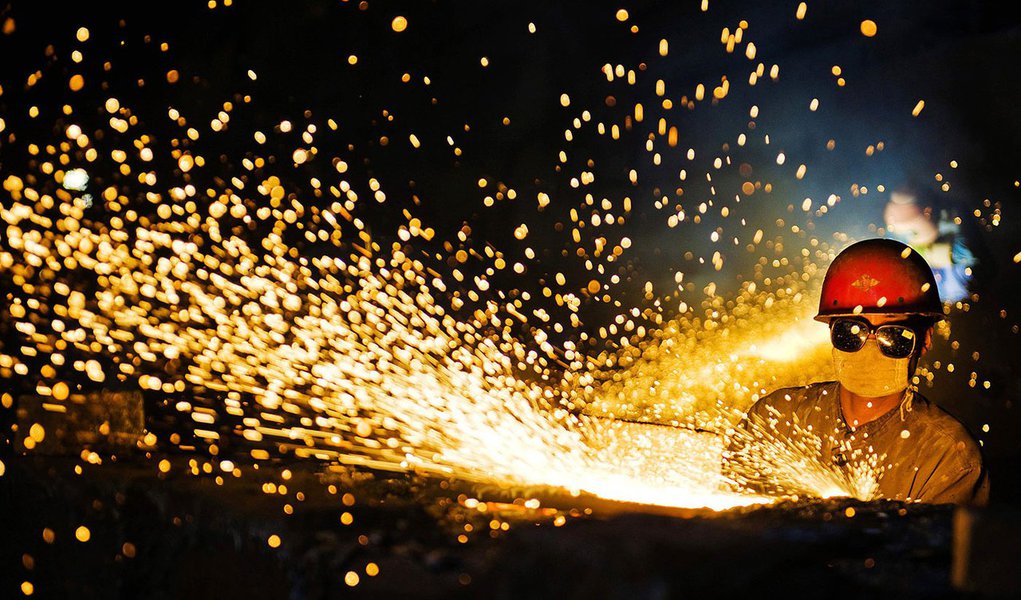 Produção industrial volta a crescer em março