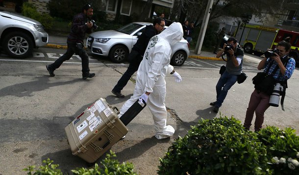 Policial deixa local onde bomba explodiu em Santiago nesta segunda-feira.  REUTERS/Ivan Alvarado