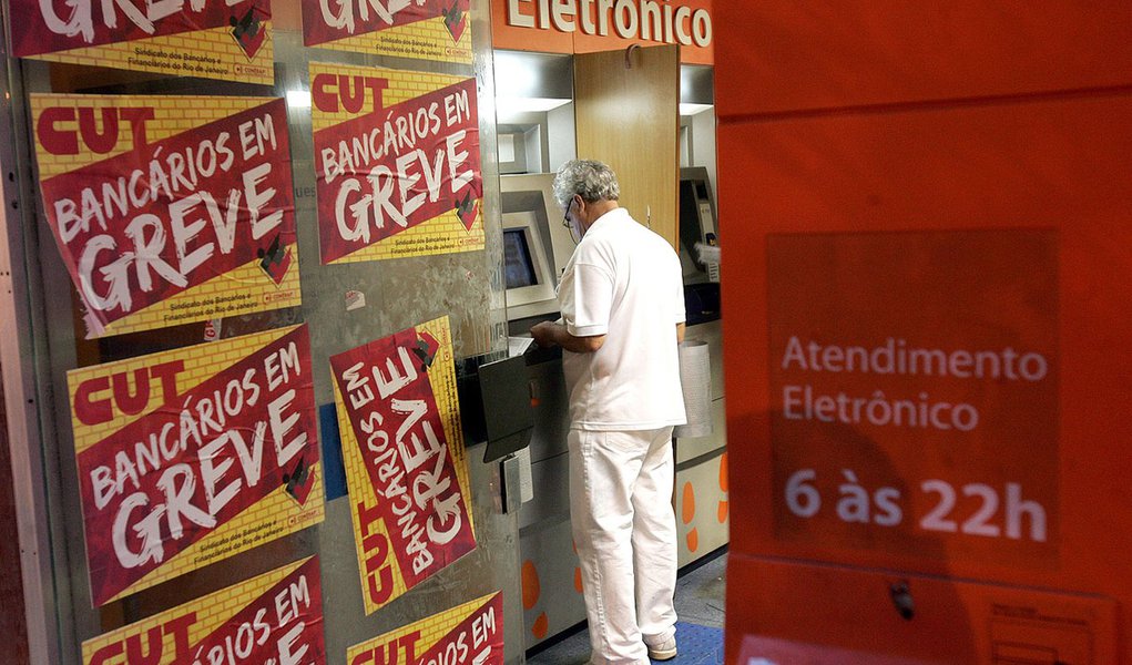 BANCO6 - RJ - 30/09/2009 - GREVE BANCARIOS/RIO - ECONOMIA OE JT - Greve dos bancÃ¡rios de todo o Brasil. Em SÃ£o Paulo, a decisÃ£o foi tomada em assembleia ontem Ã  noite (23), com a participaÃ§Ã£o de cerca de 1,5 mil trabalhadores. A paralisaÃ§Ã£o serÃ¡ 
