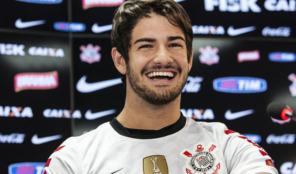 Pato chega ao Corinthians, "o melhor time do mundo"