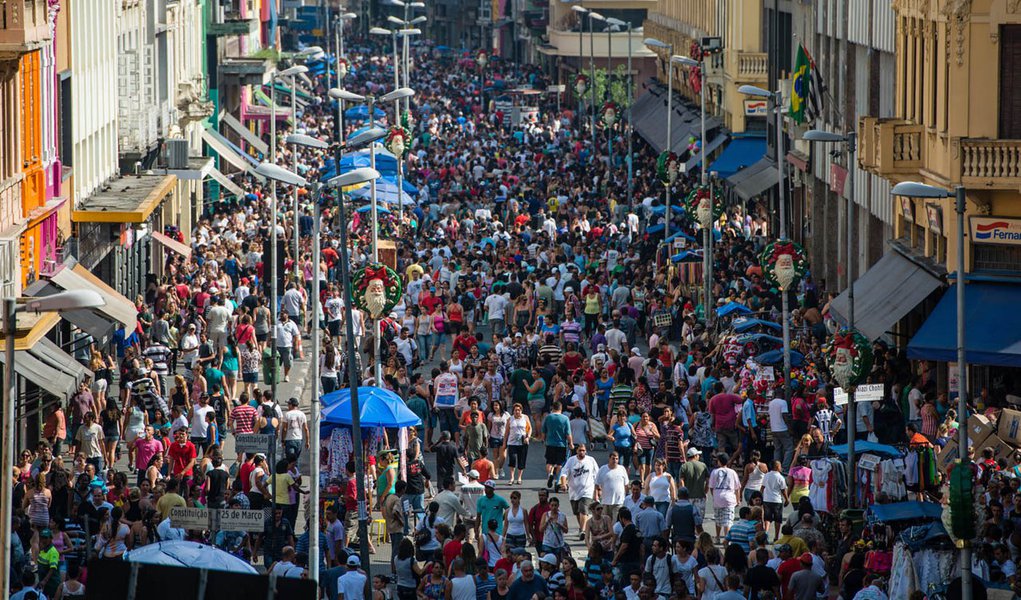 Lojistas da 25 de Março estimam um Natal melhor