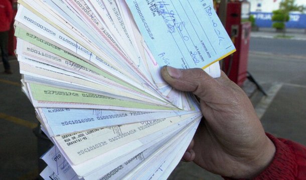 Cai o número de cheques voadores