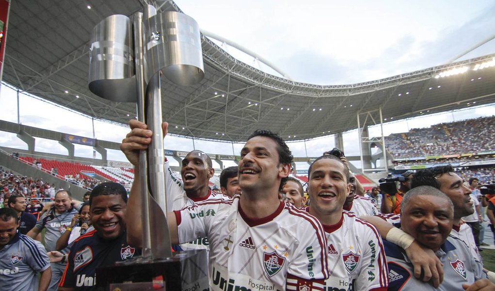 Com a faixa carimbada, Fluminense levanta a taça