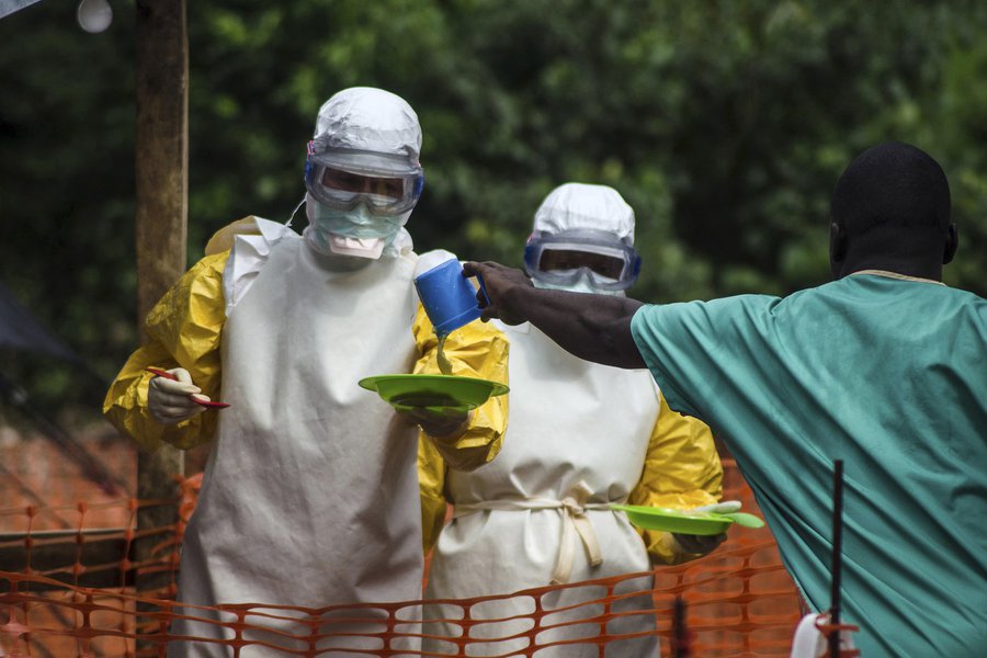 Funcionários médicos que atuam com os Médicos Sem Fronteiras se preparam para levar comida a pacientes mantidos em quarentena em Serra Leoa. 20/07/2014 REUTERS/Tommy Trenchard