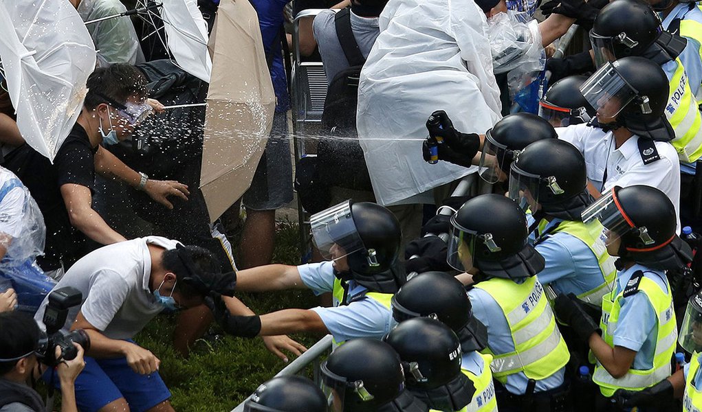 PolÃ­cia usa spray de pimenta em confronto com manifestantes no centro financeiro de Hong Kong. 28/09/2014 REUTERS/Bobby Yip