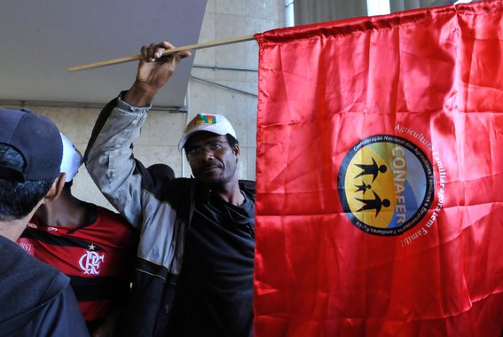 Brasilia - Cerca de 300 integrantes do MST invadem prédio do Incra e impedem entrada de servidores