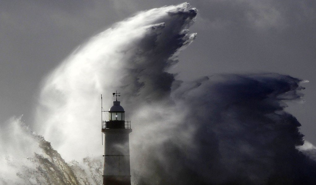 Waves crash against a lighthouse during storms that battered Britain and where a 14-year-old boy was swept away to sea at Newhaven in South East England October 28, 2013. Britain's strongest storm in a decade battered southern regions on Monday, forcing h