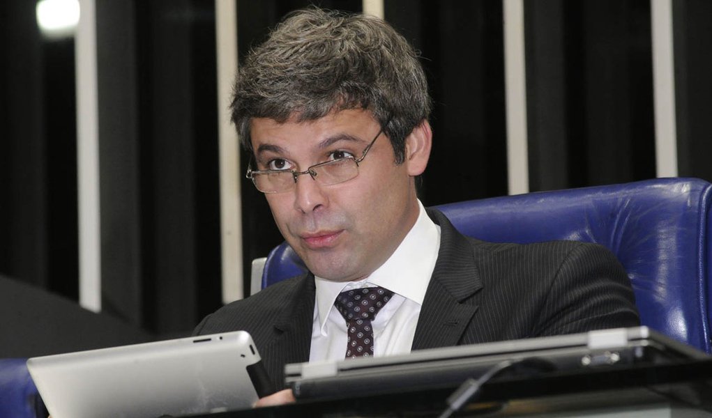 Senador Lindbergh Farias (PT-RJ) conduz sessÃ£o do Congresso, no PlenÃ¡rio do Senado, em homenagem ao ex-reitor da Universidade Federal do Rio de Janeiro (UFRJ), AloÃ­sio Teixeira, por sua trajetÃ³ria de vida e pela luta para o aperfeiÃ§oamento da educaÃ§