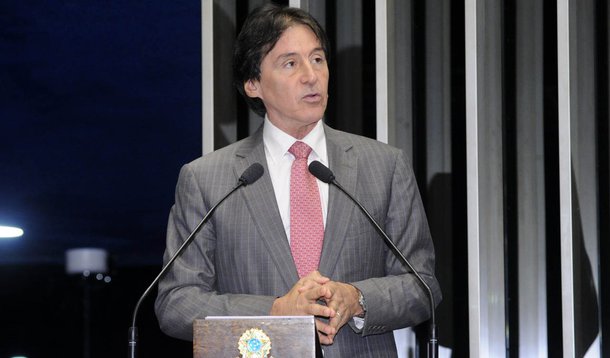 Eunício Oliveira viaja ao exterior para não se tornar inelegível