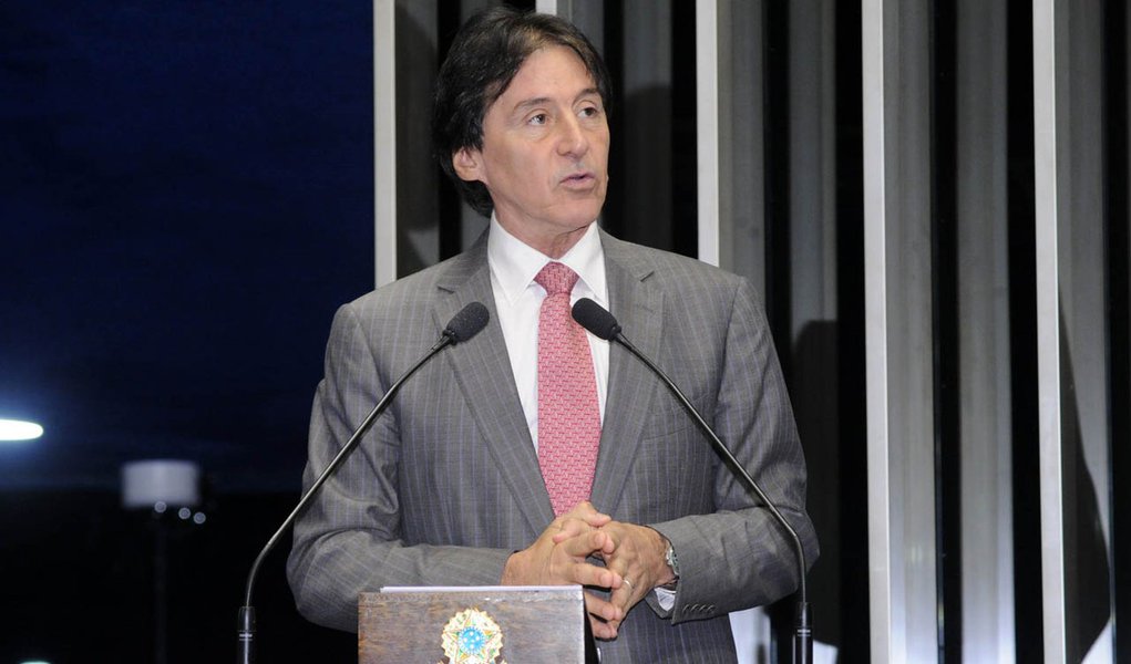 Eunício Oliveira viaja ao exterior para não se tornar inelegível