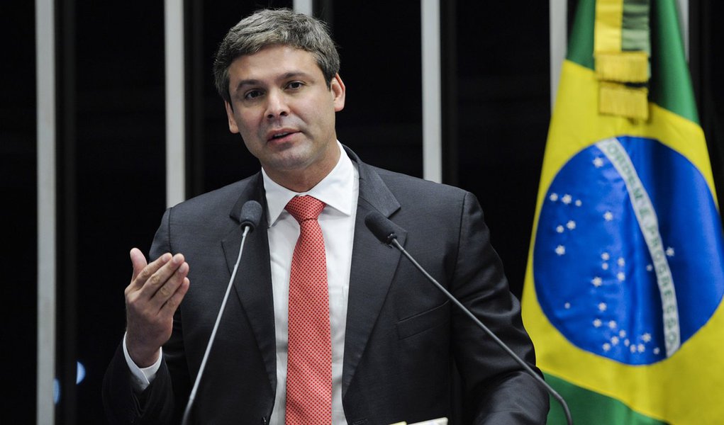Em discurso na tribuna do Senado, senador Lindbergh Farias (PT-RJ)