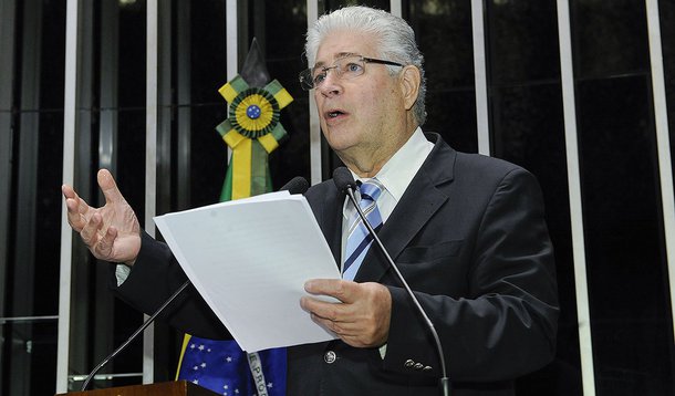 Senador Roberto Requião (PMDB-PR) critica decisão da Suprema Corte dos Estados Unidos em negar a possibilidade de o governo argentino quitar parte da dívida a credores que aceitaram uma renegociação