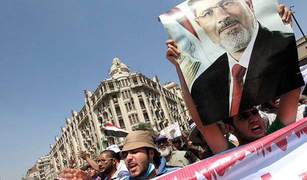 Egito decreta prisão de presidente deposto