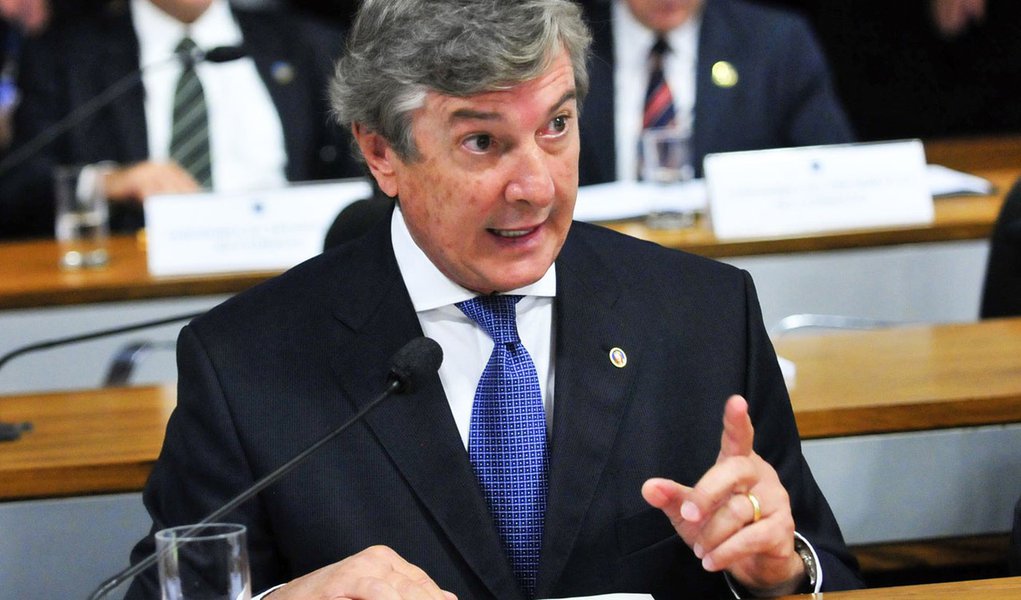 De volta a Alagoas, Collor critica governo do PSDB