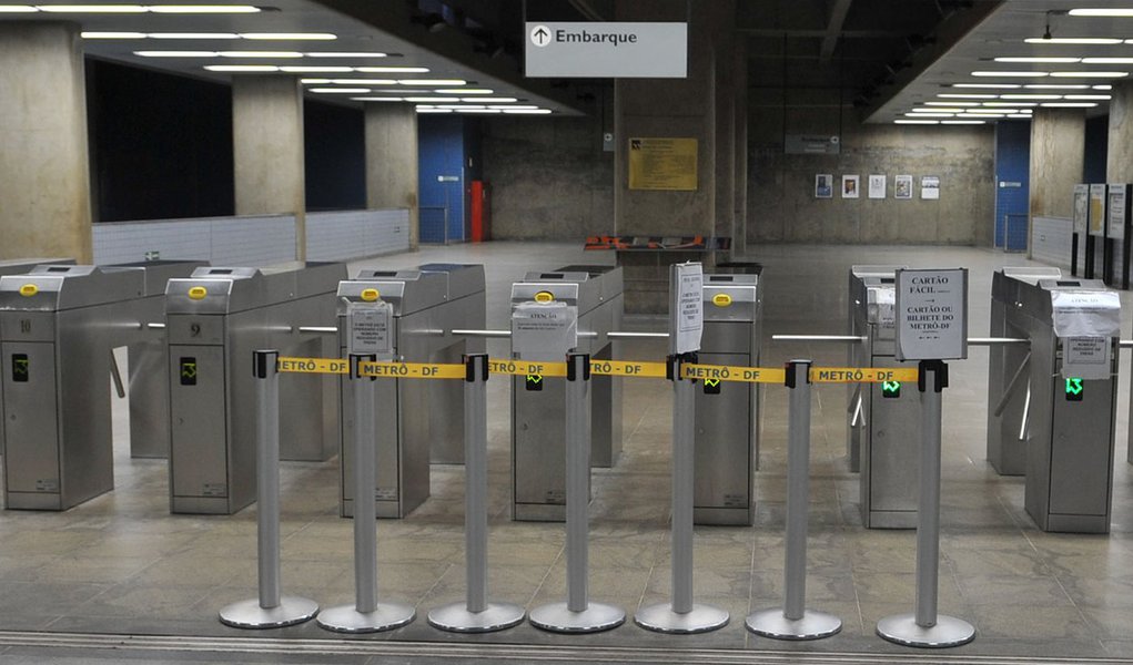 (Brasilia- os trens do metrô de Brasília deixam de circular nesta sexta-feira (26). Os funcionários optaram pela manutenção da greve geral depois de não obter acordo com a empresa sobre o reajuste salarial dos cerca de mil funcionários concursados da comp