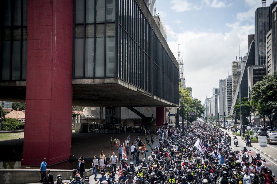 Motoboys param a Paulista contra novas regras