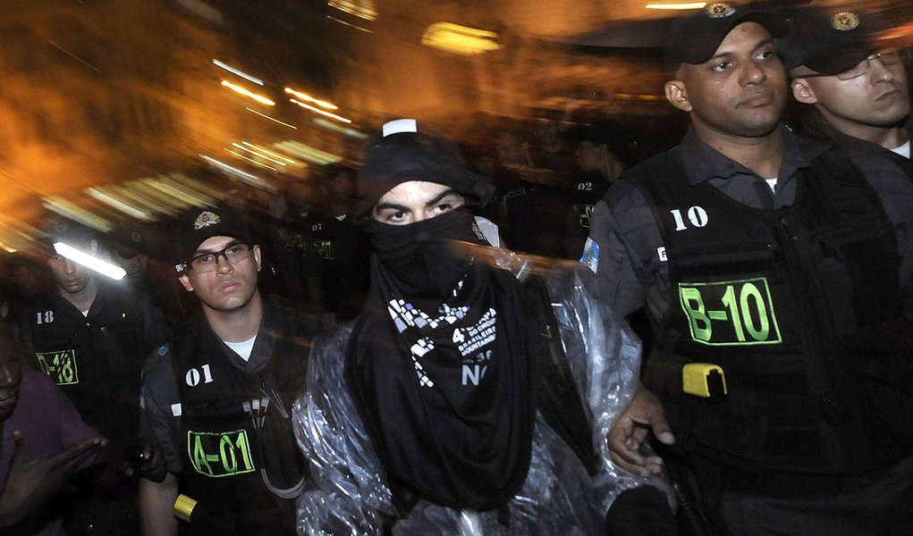 RIO DE JANEIRO, RJ, 03.09.2013: PROTESTO/MÁSCARAS/RJ - A Polícia Militar do Rio colocou em prática, na noite desta terça-feira (3) a decisão da Justiça de identificar criminalmente os mascarados nos protestos de rua. Os manifestantes organizaram um ato de