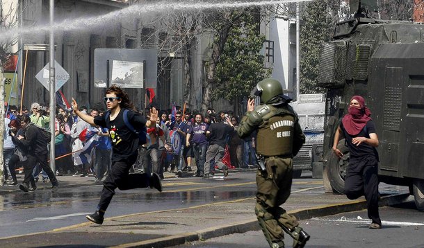 Manifestação em memória às vítimas da ditadura no Chile termina em pancadaria