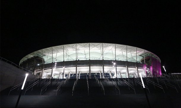 Com iluminação rosa, Arena Fonte Nova é entregue