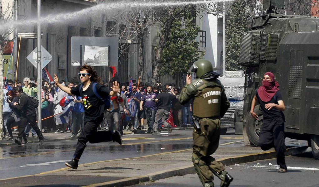Manifestação em memória às vítimas da ditadura no Chile termina em pancadaria