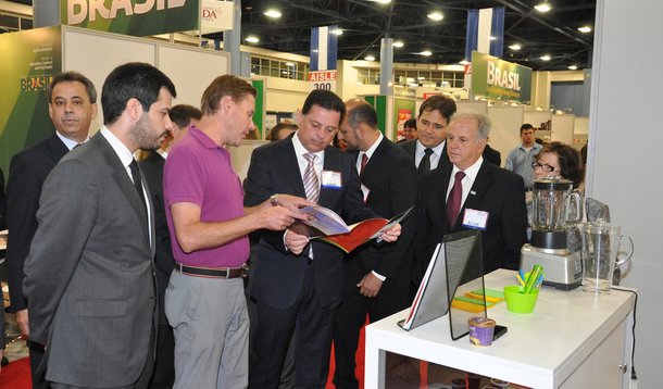 Perillo visita feira de alimentos na Flórida