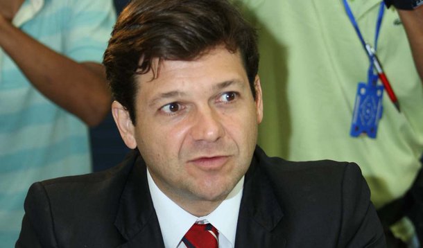 Servidores municipais decretam greve