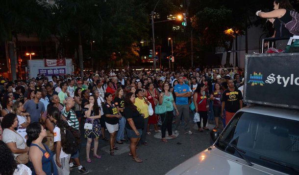 RIO DE JANEIRO,RJ,16.09.2013:PROTESTO/PROFESSORES ESTADUAIS - Professores estaduais realizam protesto por melhores condições de trabalho, no centro do Rio de Janeiro (RJ), nesta segunda-feira (16). (Foto: Glaucon Fernandes/Futura Press/Folhapress)