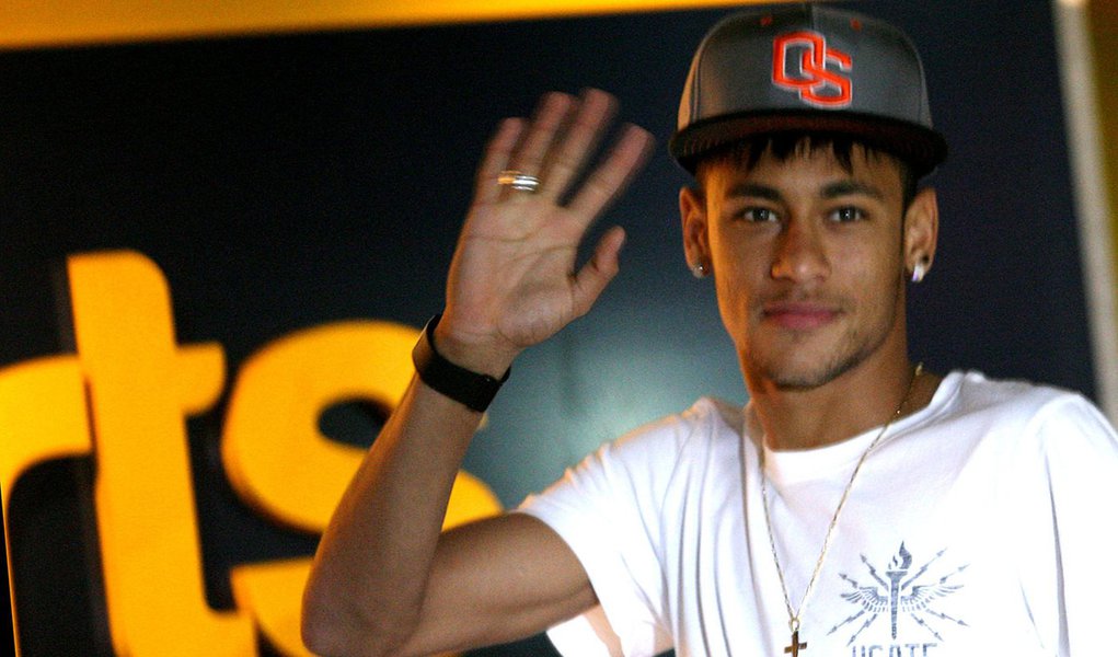 Neymar assina contrato de 5 anos com o Barcelona