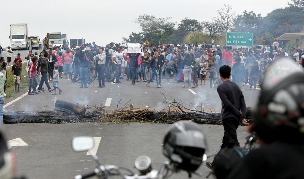 Protestos bloqueiam principais rodovias em MG