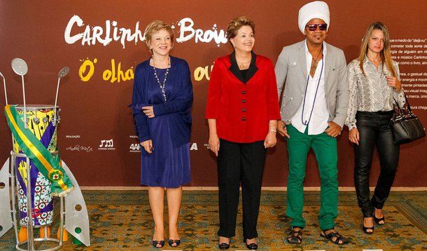 Dilma toca hino do Brasil na caxirola de Brown