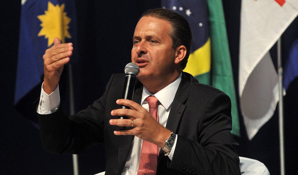 Campos evita travar embate direto com o PT