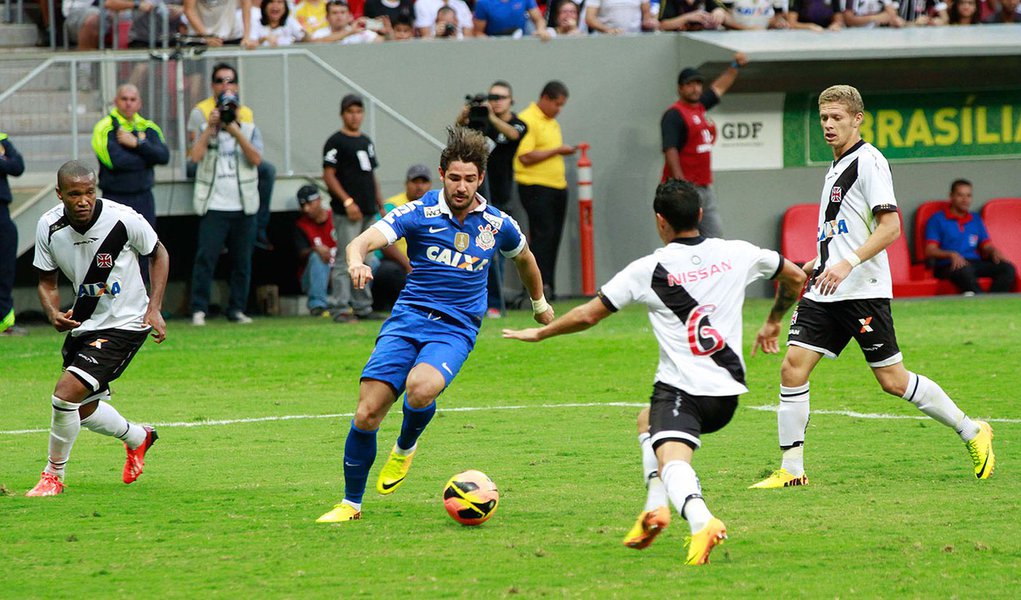 BRASÍLIA,DF,25.08.2013:BRASILEIRÃO/VASCO E CORINTHIANS - O jogador Alexandre Pato do Corinthians durante a partida entre Vasco RJ e Corinthians SP válida pela Série A do Campeonato Brasileiro 2013, no Estádio Mané Garrincha em Brasília (DF), neste domingo