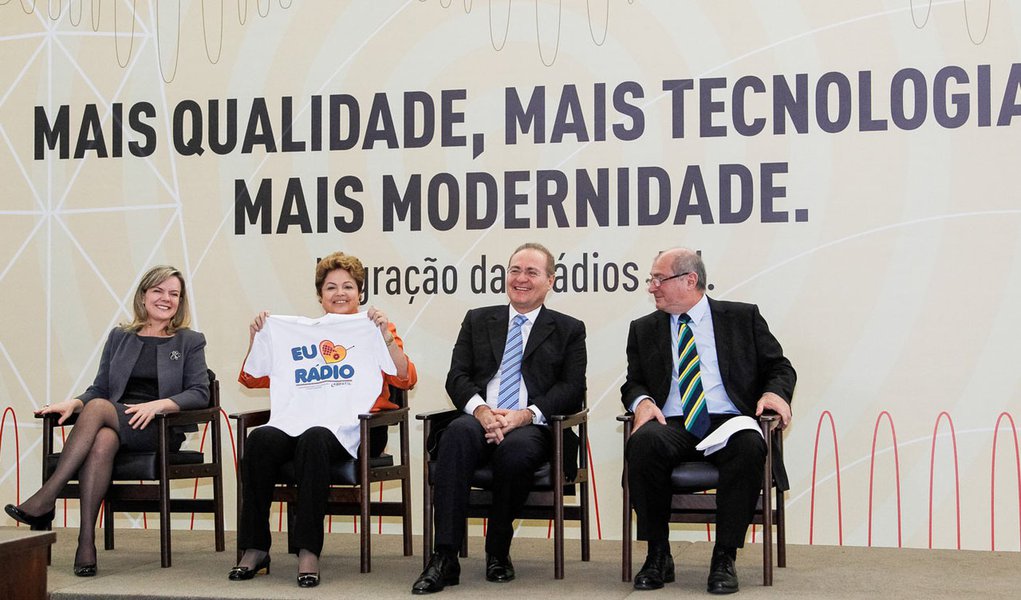 Brasília - DF, 07/11/2013. Presidenta Dilma Rousseff durante assinatura de decreto de adaptação das rádios AM para FM. Foto: Roberto Stuckert Filho/PR