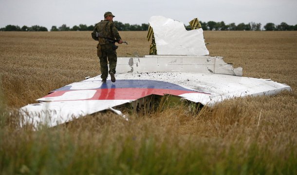 Separatista armado pró-Rússia sobre destroço do avião da Malaysia que caiu na Ucrânia. 17/07/2014 REUTERS/Maxim Zmeyev