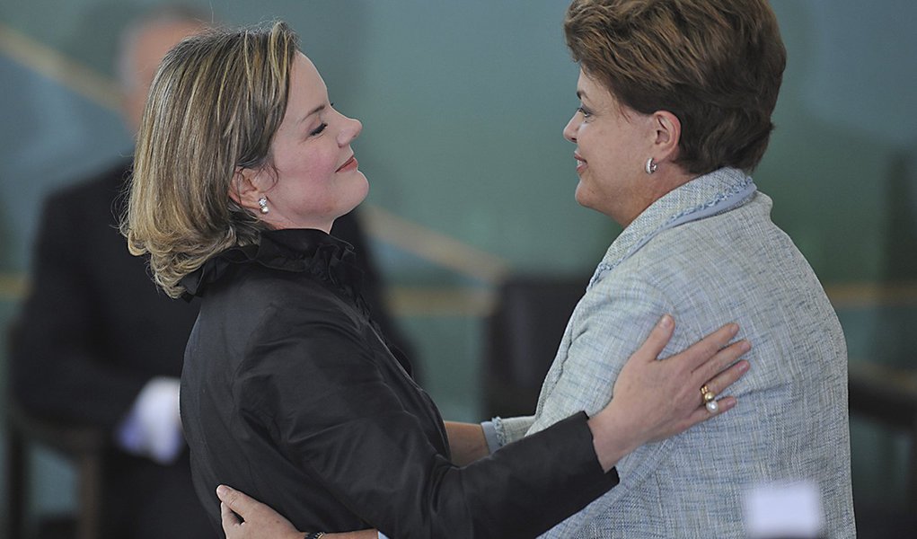 Brasília - presidenta Dilma empossa a nova ministra da Casa Civil, Gleisi Hoffmann