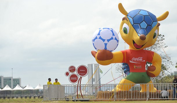Mascote da Copa de 2014 chega a Brasília