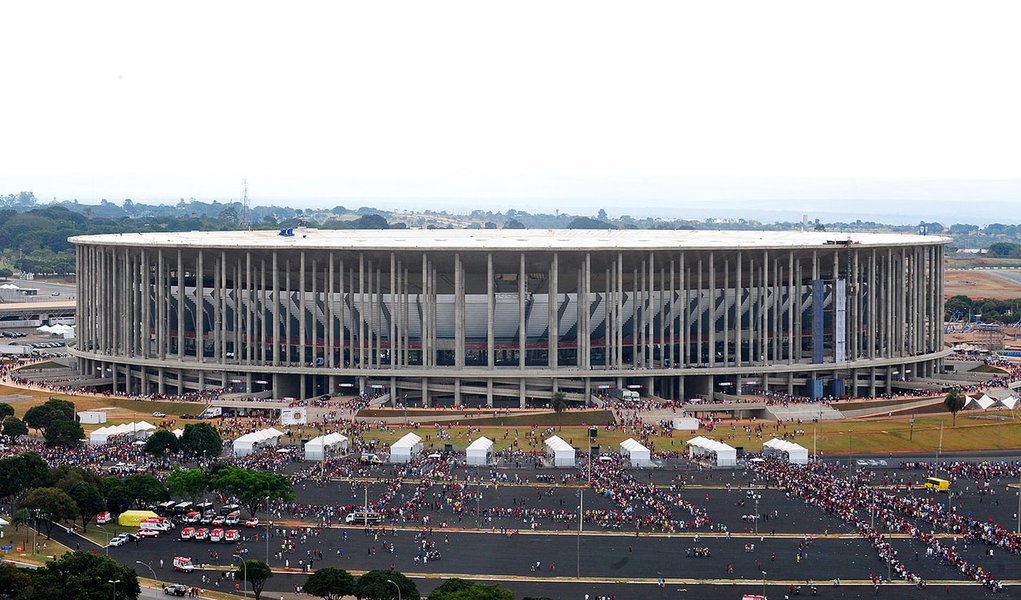 Brasília – Torcedores chegam ao Estádio Nacional de Brasília Mané Garrincha onde acontece o segundo jogo teste antes da abertura oficial da Copa das Confederações