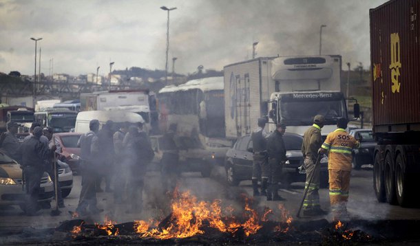 Protesto e fogo interditam Rodoanel em São Paulo