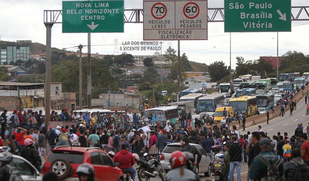 Manifestantes voltam a interditar rodovias em MG