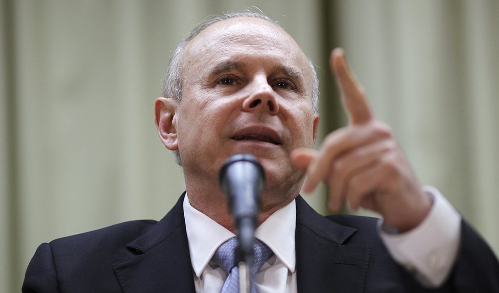 Mantega diz que PIB deve crescer acima de 4% em 2013