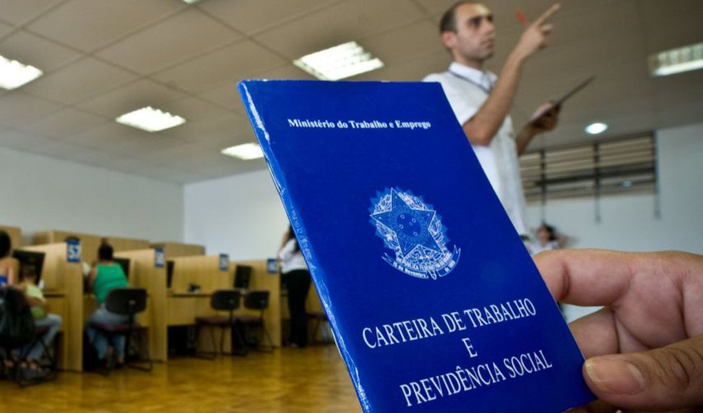 Emprego com carteira assinada cai pela metade 