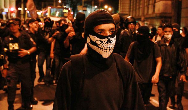 RIO DE JANEIRO,RJ,30.08.2013:RIO DE JANEIRO/PROTESTO/BLACK BLOC - Integrantes do grupo Black Bloc realizam protesto pelas ruas do Centro do Rio de Janeiro (RJ), nesta sexta-feira (30). (Foto: Alexandre Moura/Futura Press/Folhapress)