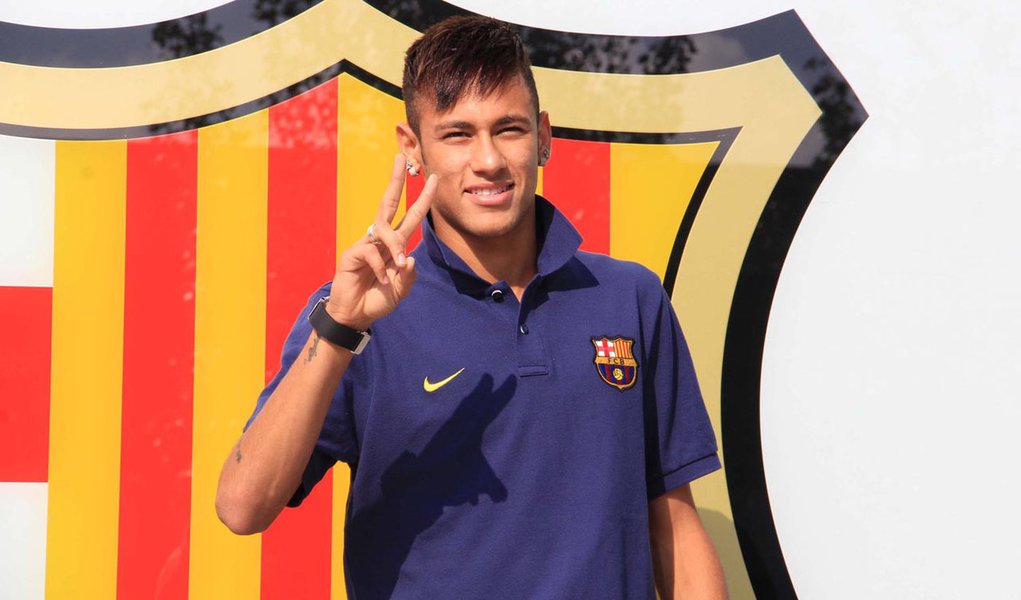 Neymar chega ao Barça e promete ajudar Messi