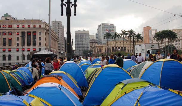 Manifestantes acampam por casas populares em SP