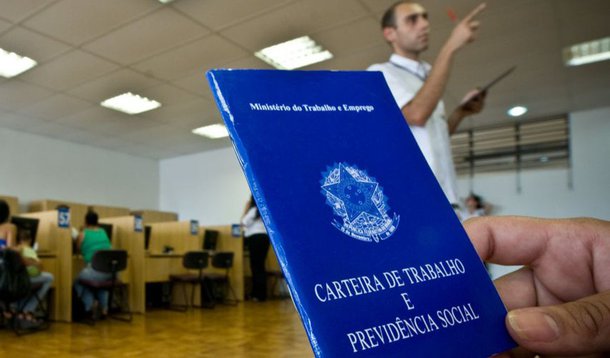 Emprego com carteira assinada cai pela metade 