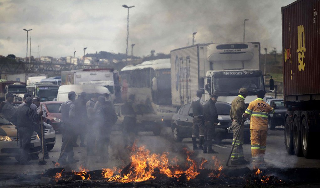 Protesto e fogo interditam Rodoanel em São Paulo