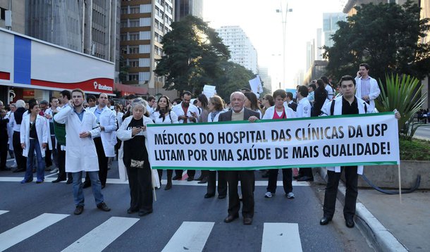Médicos fecham Avenida Paulista em protesto