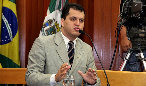 Universal nega apoiar Agenor e diz ter restrições ao candidato